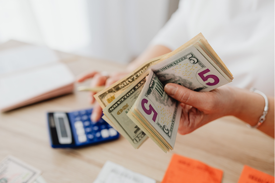 Evaluating the Viability of an 8,000 AED Monthly Salary in Dubai