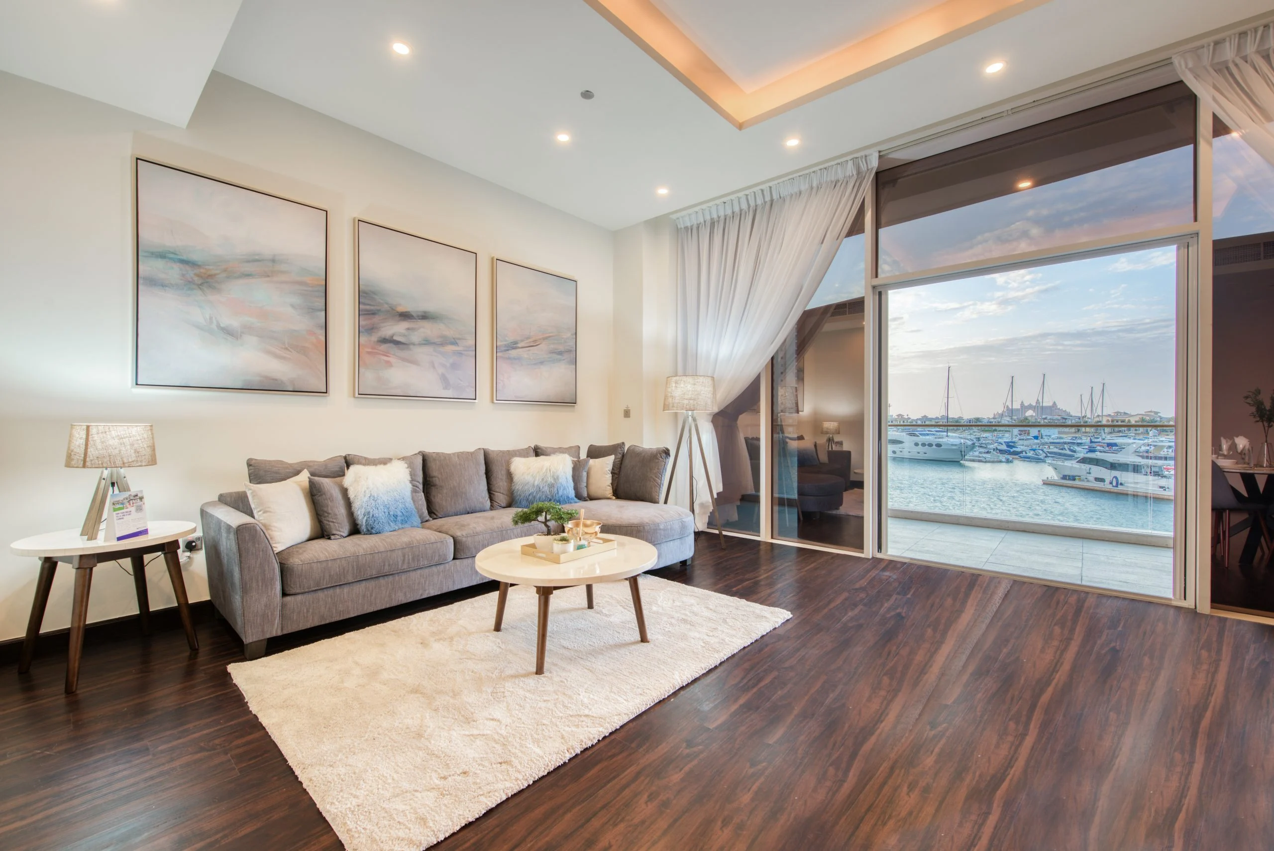 Is it better to rent monthly or yearly in Dubai?