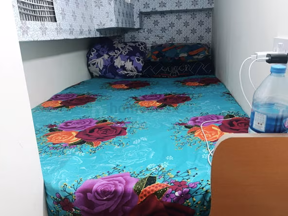 Bed Space & Partition in Al Muraqqabat