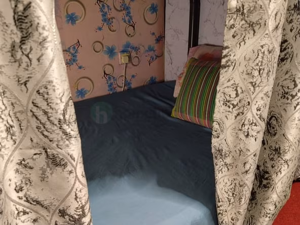 Bed Space & Partition in Al Muraqqabat